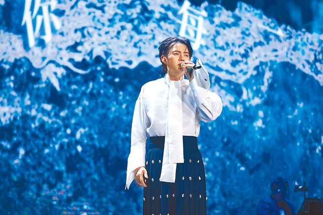 許富凱第8度入圍金曲台語歌王，有望奪下第2座金曲獎。（何樂音樂提供）