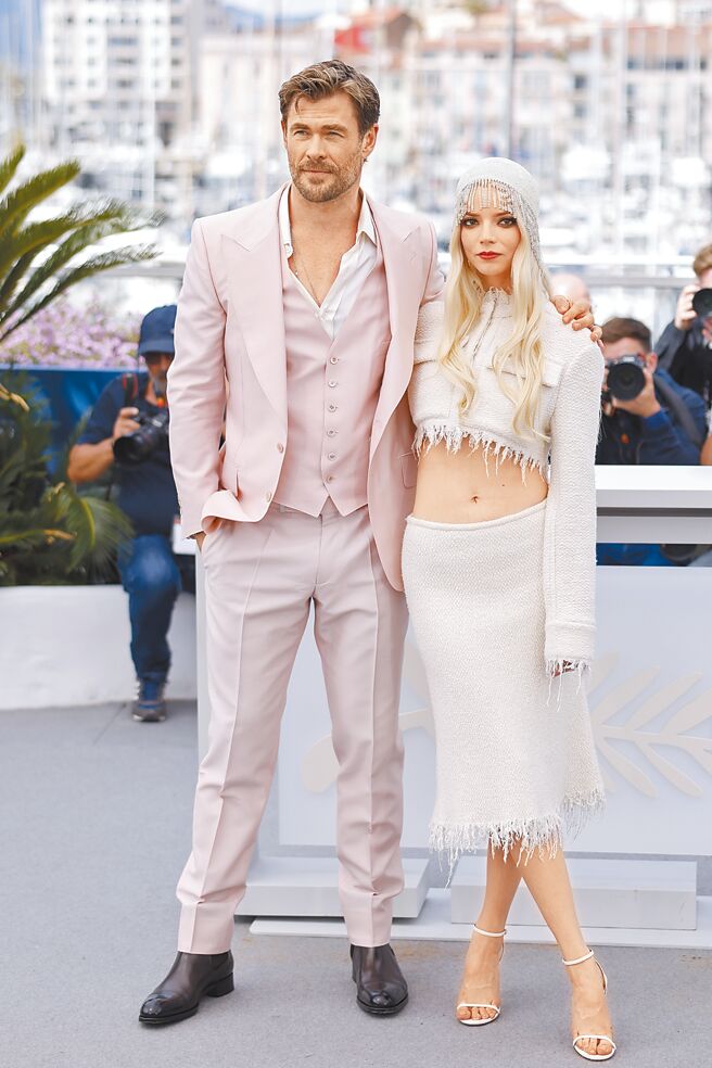 克里斯汉斯沃（左）、安雅泰勒乔伊出席本届坎城记者会。（美联社）