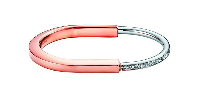 Tiffany Lock系列玫瑰金與白K金鑽石手環。（Tiffany提供）