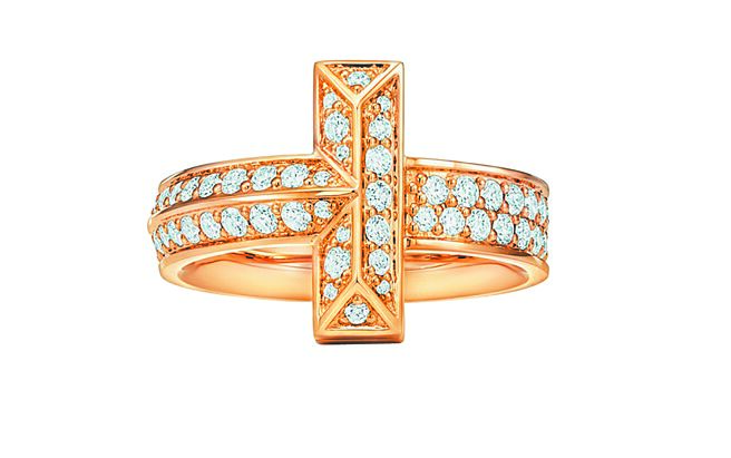 Tiffany T1 18K金寬版鋪鑲鑽石戒指，24萬4000元。（Tiffany提供）