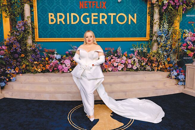 《柏捷顿家族：名门韵事》第三季即将上映，知性美女尼可拉佩戴萧邦珠宝风华绝代。（CHOPARD提供）