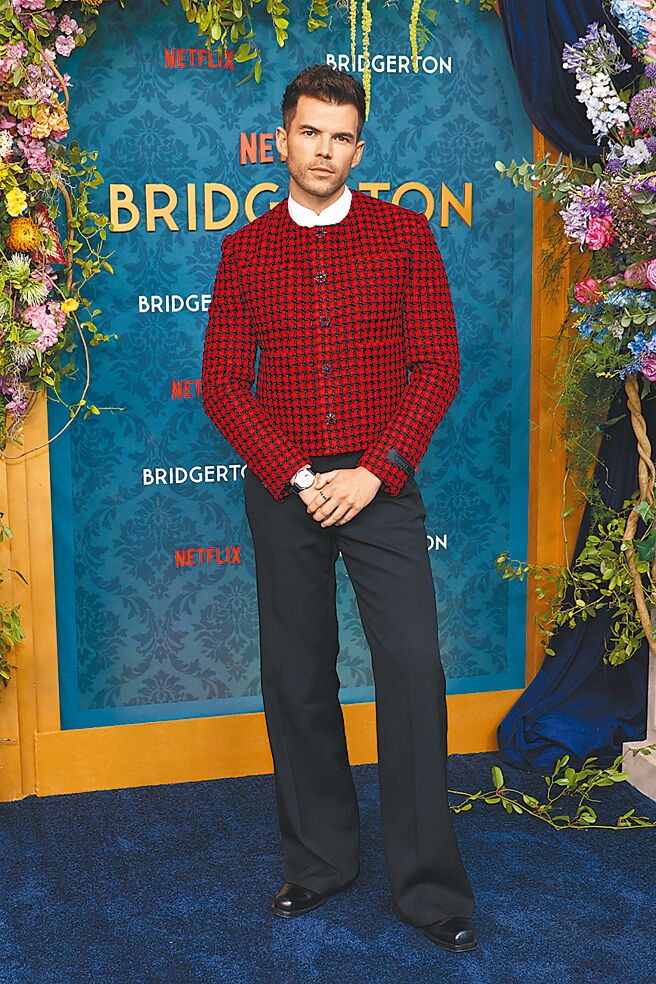 与尼可拉演出对手戏的Luke Newton佩戴萧邦腕表出席世界首映会。（CHOPARD提供）