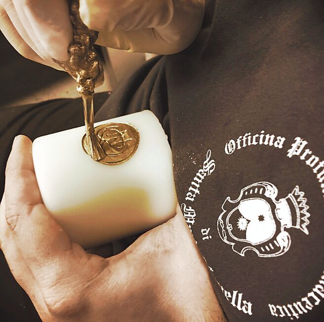 Santa Maria Novella不仅娴熟香氛，义大利传统匠心工艺的香氛蜡烛也是强项。（俊思提供）
