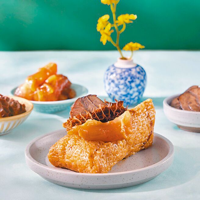 「寒舍╳喜来登」招牌御品珍馔精品购物袋组，限量组合1900元。（momo购物提供）