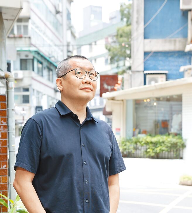 茹国烈认为，去享受一个城市后会发现，街头比博物馆的文化更精彩。（陈俊吉摄）