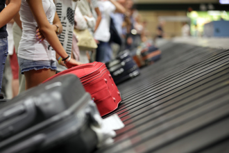 下了飛機「紅色」行李箱最難等？話題熱爆釣出航空公司揭密