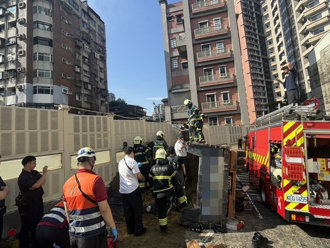 北市中興橋車禍！砂石車翻覆「駕駛受困」搶救中