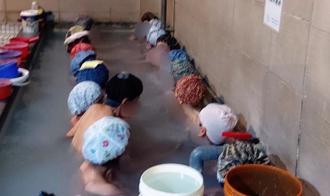 水源外流免費溫泉補不滿 20長輩擠3坪共浴池 議員怒批北市府