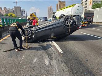 行經國1高雄九如段突爆胎 24歲男駕駛幸運僅手部擦傷