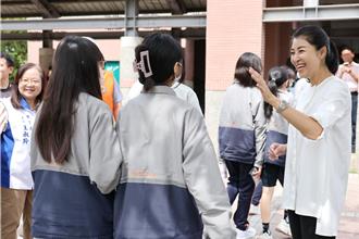 「神力女超人」降落國中會考現場 南投考生搶握手加持