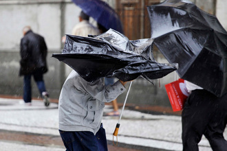 吃飯皇帝大！2男不顧強風就是要吃 下秒慘遭KO