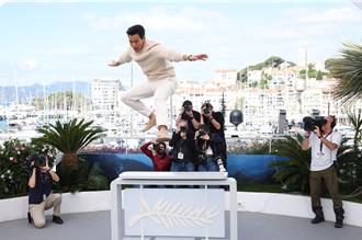 艾瑪史東深V禮服踏紅毯 彭于晏拍照「活跳跳」