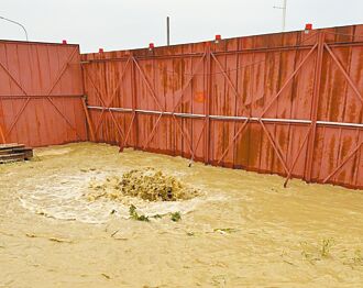 台電挖破管 仁武區每日漏萬噸水