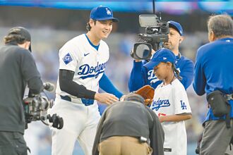 MLB》大谷邀病童開球 親送簽名球衣