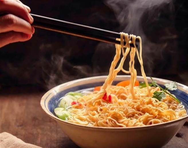一位网友爱吃泡麵加生蛋，但又怕含菌量太高出事。（示意图：shutterstock／达志）