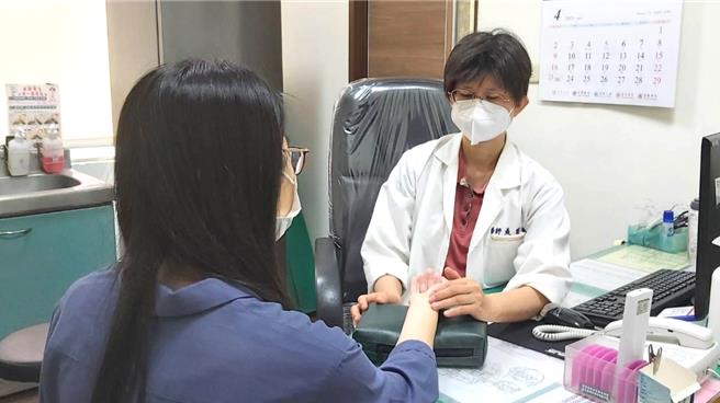 衛福部新營醫院中醫師黃盟珠表示，許多女性朋友在月經來潮之前，易有頭痛、水腫、情緒起伏大，在中醫觀點，這與「肝」有很大關係。（衛福部新營醫院提供／張毓翎台南傳真）