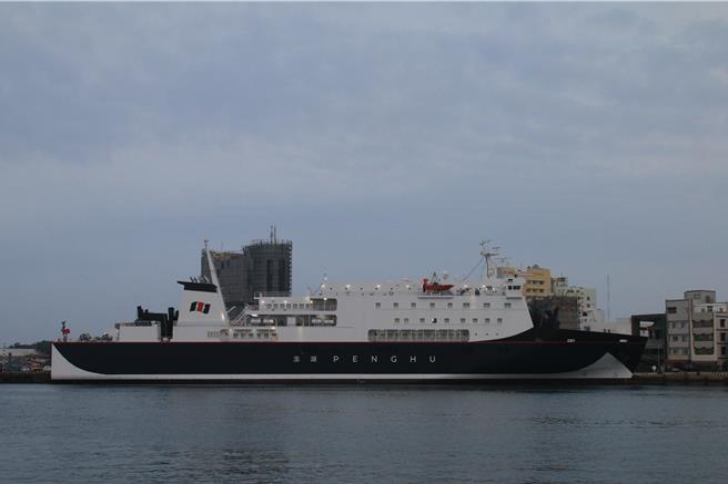 澎湖轮一名男姓乘客在航行途中突然坠海。（许逸民摄）