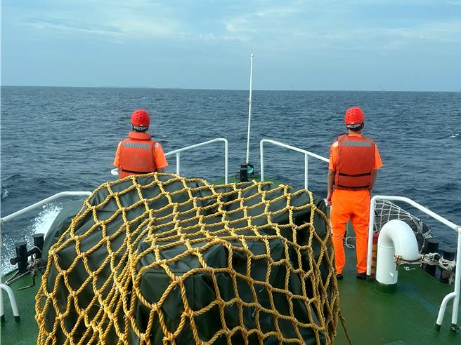 澎湖轮1名男乘客在航行途中坠海，海巡获报出船艇搜救。（澎湖海巡队提供／许逸民澎湖传真）