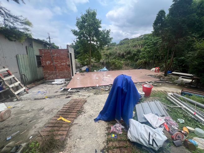 偏僻違章鐵皮屋暗藏賭場，屋主在本月3日自行拆除完畢。（翻攝畫面）