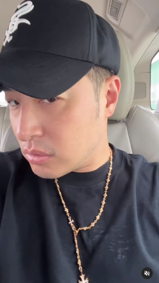 潘玮柏即便低头，都没有挤出双下巴，证实没有胖到没脖子。(图/潘玮柏IG)