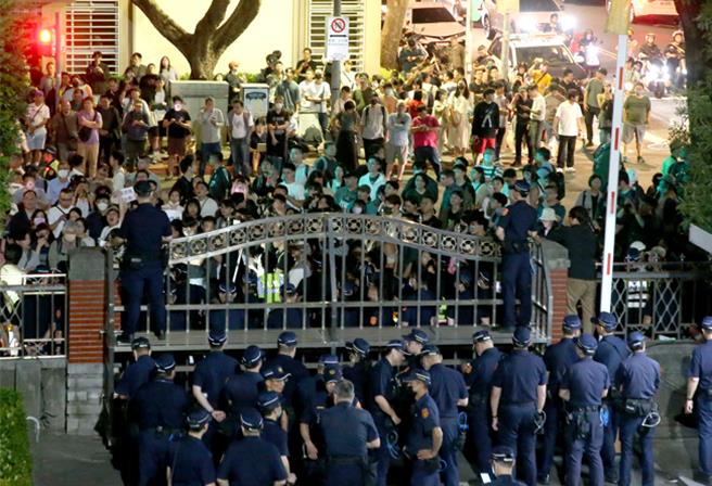 洪申翰认为，支持的群眾以及年轻人一直增加，其实真的带给场内的国民党跟民眾党的人非常大的压力。（赵双杰摄）