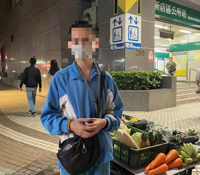 新店高中生课后到捷运站附近卖菜，邻居曝坎坷身世。（图/网友授权提供）
