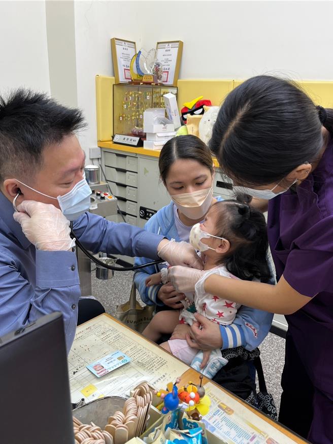 新竹市卫生局18日表示，市府持续推动卫生福利部幼儿专责医师制度计画，截至今年，竹市3个行政区参与专责医师计画的布建率已达100％，加入计画幼儿达1万500人。（新竹市政府提供／王惠慧新竹传真）