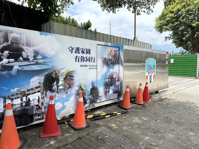 陆军二支部美崙营区今上午发生鹰架倒塌的意外，造成6名工人受伤。（王志伟摄）