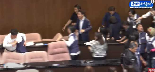 黄建宾（左二）单手拖走郭国文（左一）。（取自中时新闻网影片）