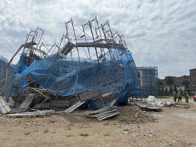 陆军二支部花莲美崙营区工程鹰架倒塌，造成6名工人受伤。（民眾提供）