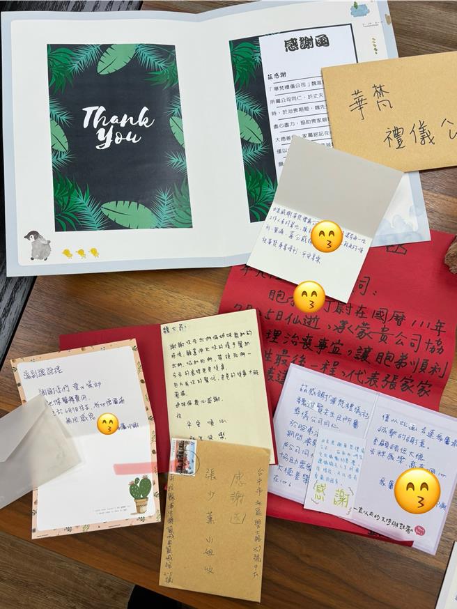 華梵禮儀公司執行長張少薰默默協助無數無力斂葬者、無名屍莊嚴走完最後一程，一張張感謝信函都是遺族和親友的感謝。（馮惠宜攝）