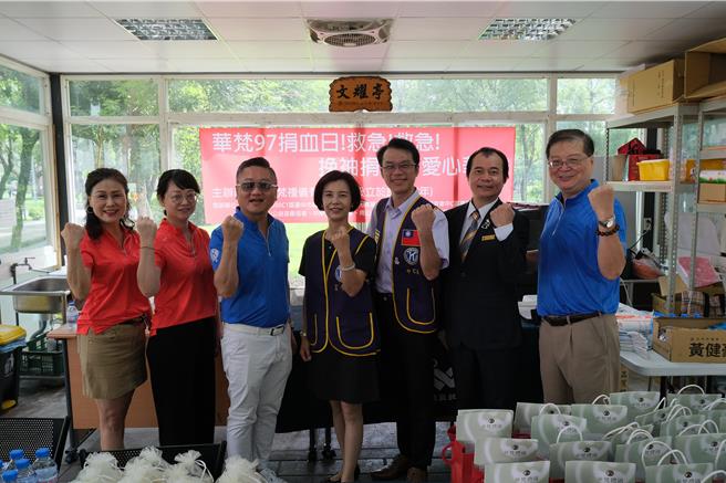 華梵禮儀公司執行長張少薰（右三）熱心公益，參與社團寒冬送暖、急難救助以及捐血活動。（華梵禮儀公司提供／馮惠宜台中傳真）