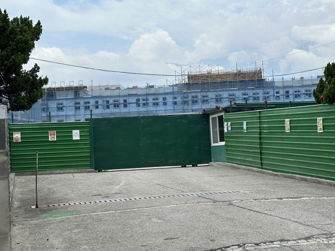 陆军二支部美崙营区今上午发生鹰架倒塌的意外，造成6名工人受伤。（王志伟摄）