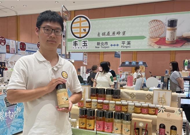 平溪蜂农陈韦齐为了让蜂蜜保有原有的香气及营养，坚持以40℃低温浓缩。（新北市农业局提供）