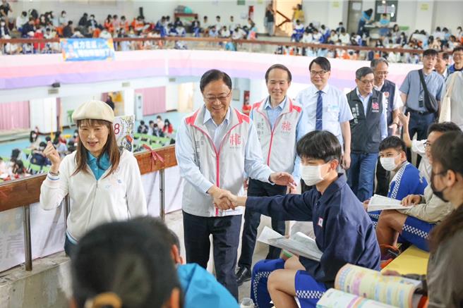 桃园市长张善政18日上午前往桃园市武陵高中及桃园特殊教育学校，视察「桃园考区113年国中教育会考考场」。（桃园市政府提供）