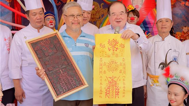 活动开始后，有缘的民眾将有机会得到由百年木材刻印的符令拓印。（吕健豪摄）