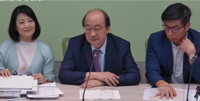 民進黨立院黨團總召柯建銘表示，全部是黃國昌號召來的，一直要來把他趕出去立法院。民進黨立院黨團幹事長指出，黨中央不斷指示我們不要煽動民眾或激化人民，與黃說法剛好相反。（摘自民進黨立院黨團直播）