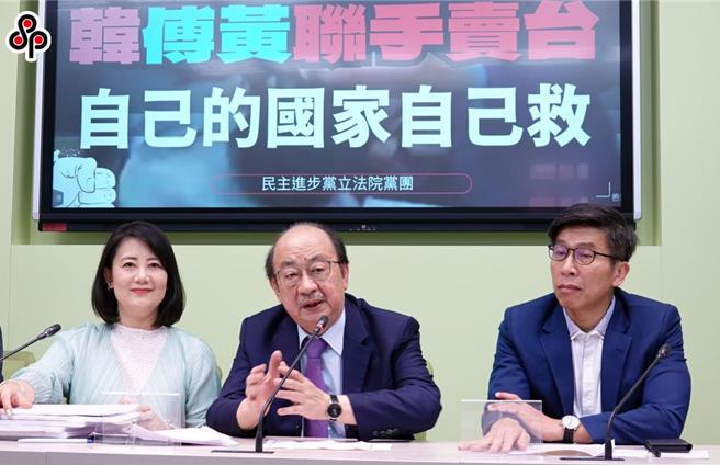 民進黨立法院黨團18日舉行「黑箱！暴力！民主沈淪！國會擴權！」記者會，針對17日立法院表決大戰衝突，黨團總召柯建銘（中）痛批立法院長韓國瑜、國民黨團總召傅（山昆）萁、民眾黨團總召黃國昌狼狽為奸，聯手賣台。（姚志平攝）