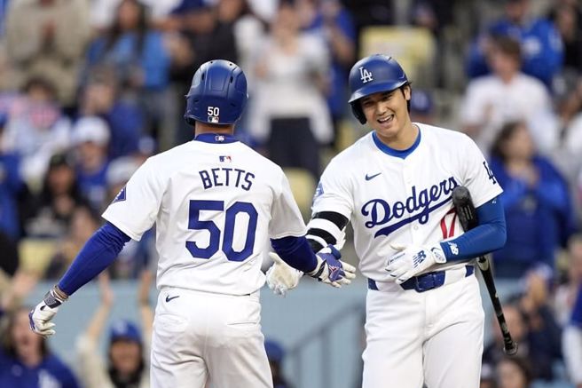 道奇游擊手貝茲(左)與隊友大谷翔平慶祝全壘打。（美聯社）