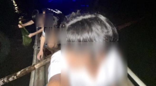 高雄市中央公园内生态池，遭多名学生闯入嬉戏，还跳上维护用工作筏在池中划行，让网友炮轰「太危险」。（翻摄自「社会事新闻影音」／任义宇高雄传真）