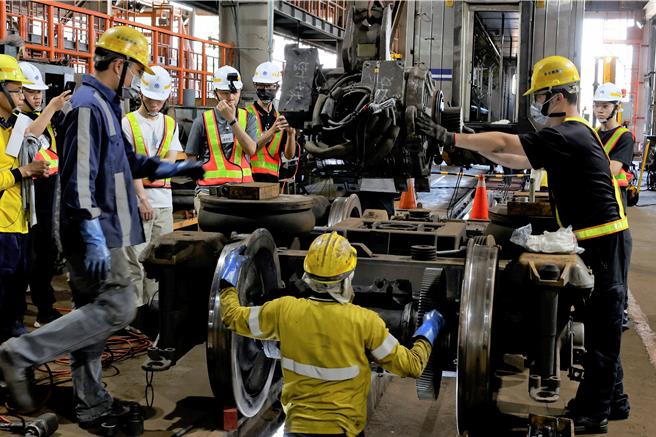 台铁公司办理北区铁道实习体验营，向各大专校院高教技术人才招手。（台铁公司提供／蔡明亘台北传真）