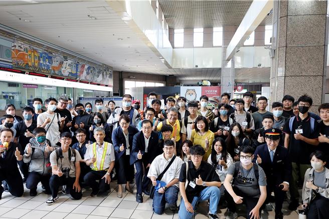 台铁公司办理北区铁道实习体验营，共8校车辆工程及机电系的52名在职生报名参加。（台铁公司提供／蔡明亘台北传真）