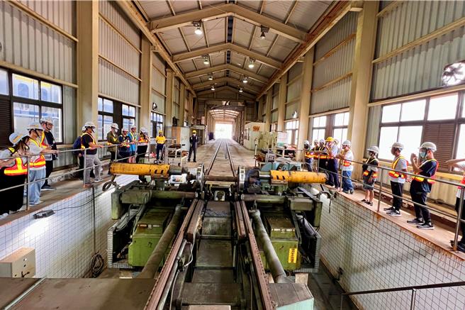 台铁公司办理北区铁道实习体验营，盼透过实际体验，吸引新鲜人加入台铁团队。（台铁公司提供／蔡明亘台北传真）