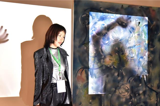 華梵大學美術與文創學系畢展，江欣唐的油畫與投影作品〈I didn't say come in〉。（華梵大學提供）