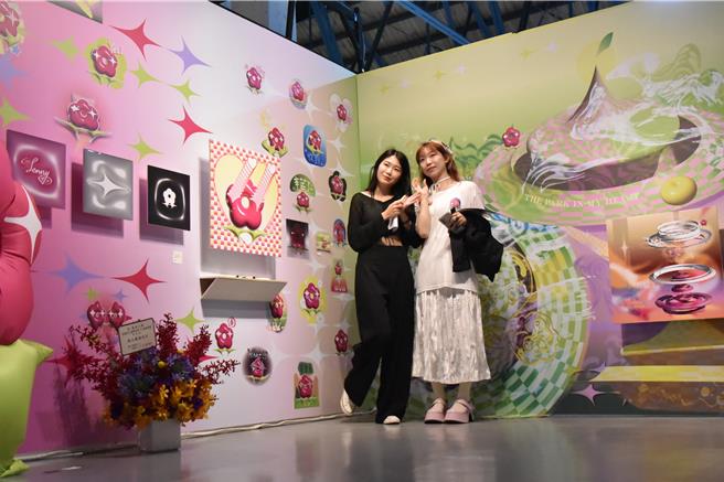 華梵大學美術與文創學系畢展，創作者黃語絹（右）與同學合影。（華梵大學提供）