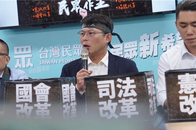 民眾党立委黄国昌今表示，所有条文都上传立法院网站，会议过程、协商过程也是，谁说昨天的审议是黑箱？（民眾党提供）