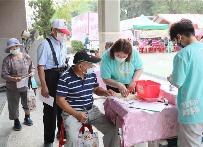 嘉義縣衛生局18日舉辦新港場複合式健康篩檢，吸引上千名鄉親踴躍參與。（呂妍庭攝）