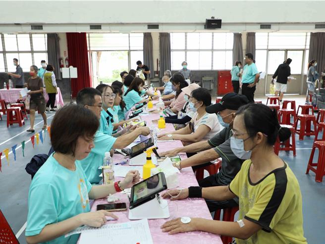 嘉义县卫生局18日举办新港场复合式健康筛检，吸引上千名乡亲踊跃参与。（吕妍庭摄）
