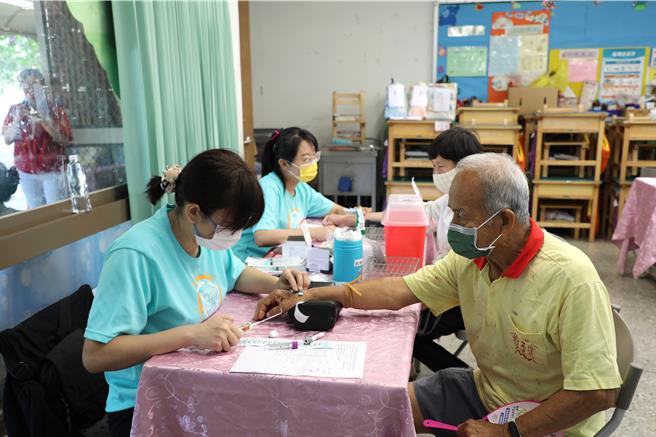 嘉義縣衛生局18日舉辦新港場複合式健康篩檢，吸引上千名鄉親踴躍參與。（呂妍庭攝）