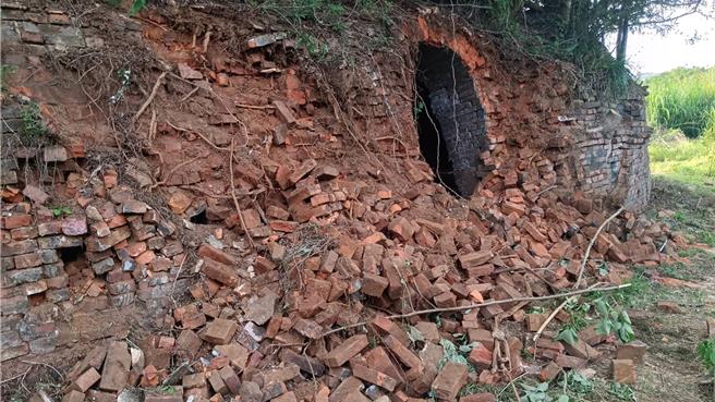 新竹县文化局列入追踪的湖口波罗汶窑厂八卦窑遭不明人士破坏，列入「暂定古蹟」保护，避免后续破坏行为。（郭台贵提供／罗浚滨新竹传真）